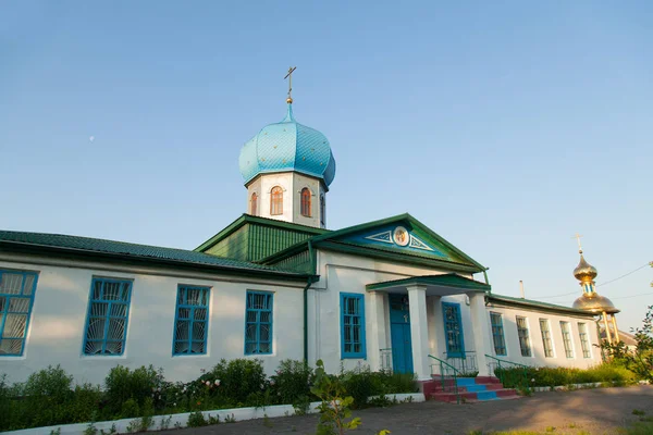 Altın bir haç ve bir mavi mavi kubbe köyü erken sabah güneşin Hıristiyan kilise