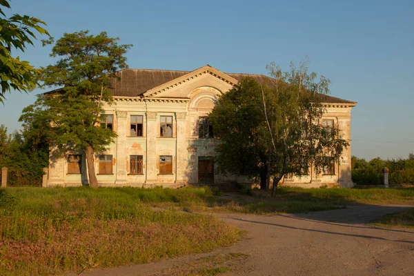 iki katlı bina yeşil ağaçlar yumuşak erken sabah güneşi köyü terk edilmiş