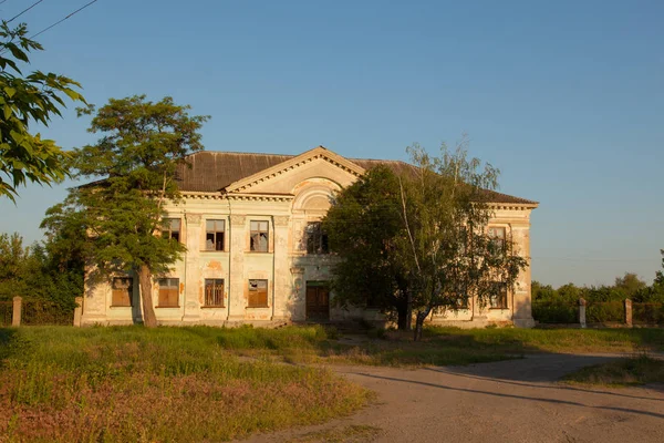 iki katlı bina yeşil ağaçlar yumuşak erken sabah güneşi köyü terk edilmiş