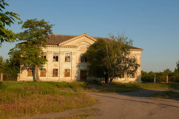 iki katlı bina yeşil ağaçlar yumuşak erken sabah güneşi köyü terk edilmiş