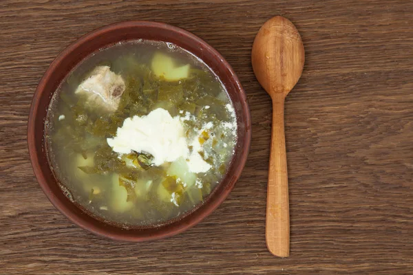 Ukraina Kök Hemmagjord Ängssyra Borsch Med Gräddfil Trä Bakgrund Ovanifrån — Stockfoto