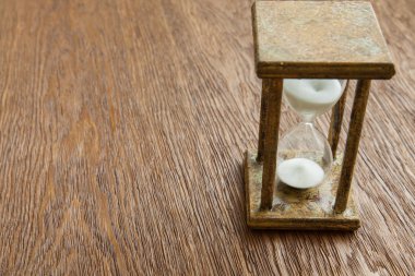 Kum saati zaman geçen kavram olarak meşe masada iş son tarih, aciliyet ve zamanın dışında çalışan.