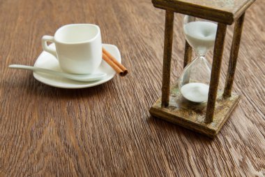 Kum saati zaman geçen kavram olarak meşe masada iş son tarih, aciliyet ve zamanın dışında çalışan.