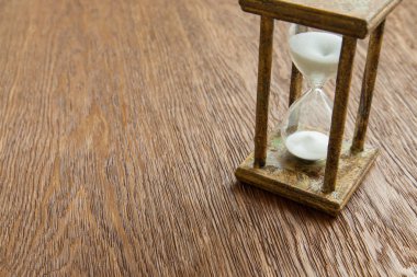 Kum saati zaman geçen kavram olarak meşe masada iş son tarih, aciliyet ve zamanın dışında çalışan.