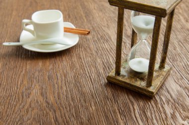 Kum saati zaman geçen kavram olarak meşe masada iş son tarih, aciliyet ve zamanın dışında çalışan.