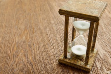 Kum saati zaman geçen kavram olarak meşe masada iş son tarih, aciliyet ve zamanın dışında çalışan.