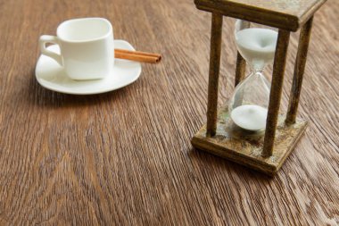 Kum saati zaman geçen kavram olarak meşe masada iş son tarih, aciliyet ve zamanın dışında çalışan.