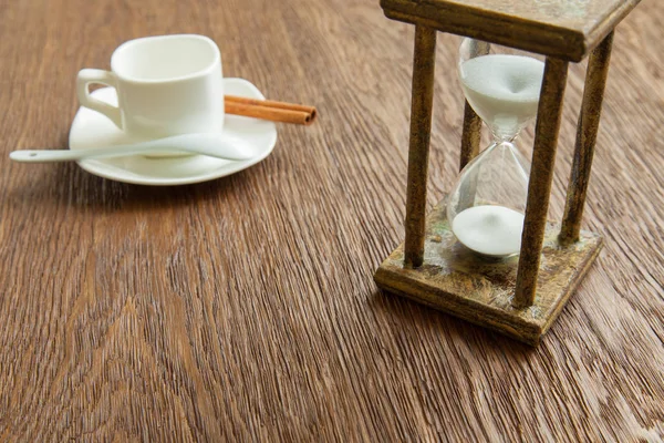 Kum saati zaman geçen kavram olarak meşe masada iş son tarih, aciliyet ve zamanın dışında çalışan.