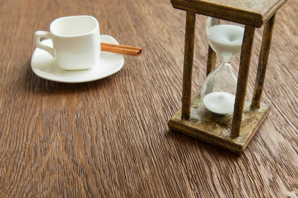 Kum saati zaman geçen kavram olarak meşe masada iş son tarih, aciliyet ve zamanın dışında çalışan.