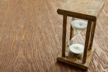 Kum saati zaman geçen kavram olarak meşe masada iş son tarih, aciliyet ve zamanın dışında çalışan.