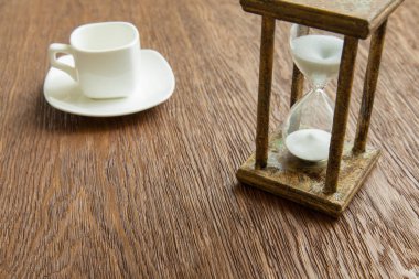 Kum saati zaman geçen kavram olarak meşe masada iş son tarih, aciliyet ve zamanın dışında çalışan.