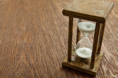 Kum saati zaman geçen kavram olarak meşe masada iş son tarih, aciliyet ve zamanın dışında çalışan.