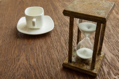 Kum saati zaman geçen kavram olarak meşe masada iş son tarih, aciliyet ve zamanın dışında çalışan.