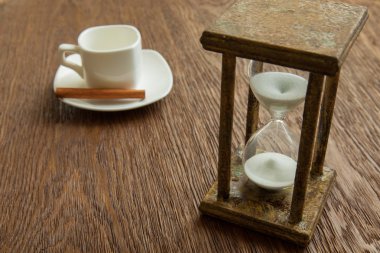 Kum saati zaman geçen kavram olarak meşe masada iş son tarih, aciliyet ve zamanın dışında çalışan.