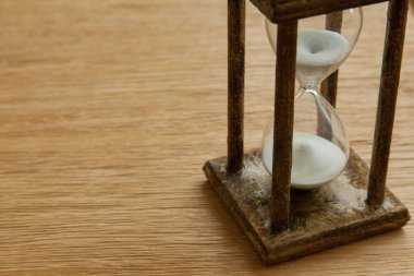 Kum saati zaman geçen kavram olarak meşe masada iş son tarih, aciliyet ve zamanın dışında çalışan.