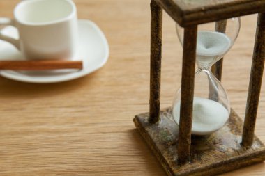 Kum saati zaman geçen kavram olarak meşe masada iş son tarih, aciliyet ve zamanın dışında çalışan.