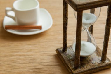 Kum saati zaman geçen kavram olarak meşe masada iş son tarih, aciliyet ve zamanın dışında çalışan.