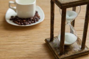 Kum saati zaman geçen kavram olarak meşe masada iş son tarih, aciliyet ve zamanın dışında çalışan.