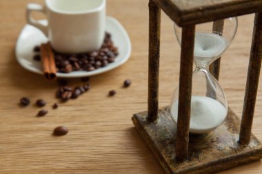 Kum saati zaman geçen kavram olarak meşe masada iş son tarih, aciliyet ve zamanın dışında çalışan.