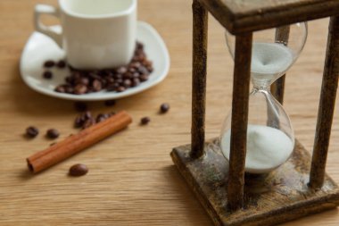 Kum saati zaman geçen kavram olarak meşe masada iş son tarih, aciliyet ve zamanın dışında çalışan.