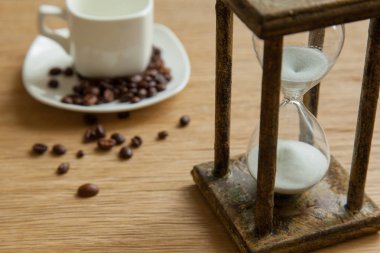 Kum saati zaman geçen kavram olarak meşe masada iş son tarih, aciliyet ve zamanın dışında çalışan.