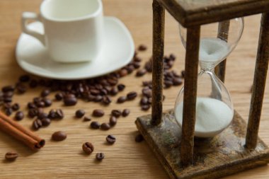 Kum saati zaman geçen kavram olarak meşe masada iş son tarih, aciliyet ve zamanın dışında çalışan.