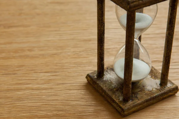ビジネス期限 緊急性と時間の不足のため時間経過の概念としてオークのテーブル上に砂時計 — ストック写真