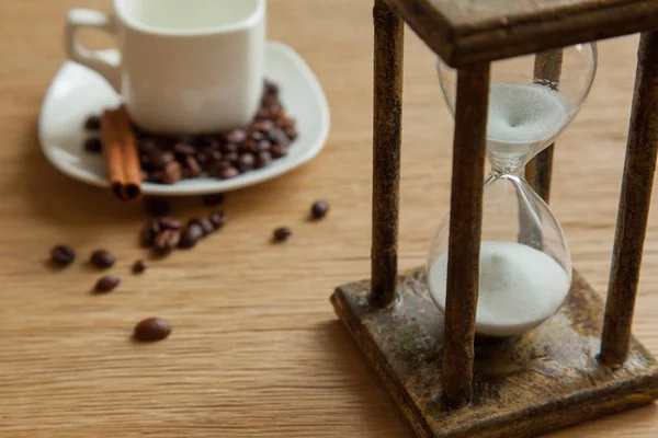 Kum saati zaman geçen kavram olarak meşe masada iş son tarih, aciliyet ve zamanın dışında çalışan.