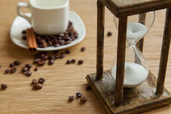 Kum saati zaman geçen kavram olarak meşe masada iş son tarih, aciliyet ve zamanın dışında çalışan.