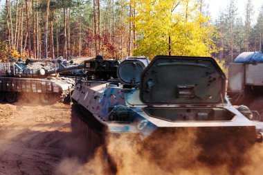 siperlerde Donbass Ukrayna kılık değiştirmiş gerçek muharebe tankları