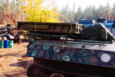 siperlerde Donbass Ukrayna kılık değiştirmiş gerçek muharebe tankları