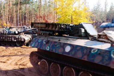 siperlerde Donbass Ukrayna kılık değiştirmiş gerçek muharebe tankları