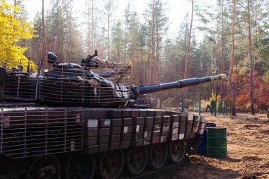 siperlerde Donbass Ukrayna kılık değiştirmiş gerçek muharebe tankları