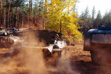 siperlerde Donbass Ukrayna kılık değiştirmiş gerçek muharebe tankları