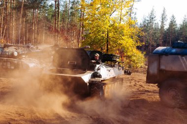 siperlerde Donbass Ukrayna kılık değiştirmiş gerçek muharebe tankları