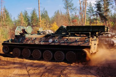 siperlerde Donbass Ukrayna kılık değiştirmiş gerçek muharebe tankları