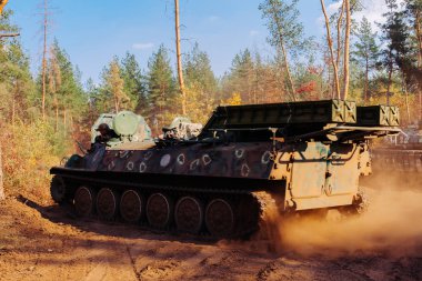 siperlerde Donbass Ukrayna kılık değiştirmiş gerçek muharebe tankları