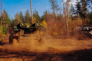 siperlerde Donbass Ukrayna kılık değiştirmiş gerçek muharebe tankları