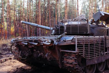 siperlerde Donbass Ukrayna kılık değiştirmiş gerçek muharebe tankları