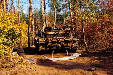 siperlerde Donbass Ukrayna kılık değiştirmiş gerçek muharebe tankları