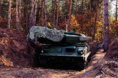 siperlerde Donbass Ukrayna kılık değiştirmiş gerçek muharebe tankları