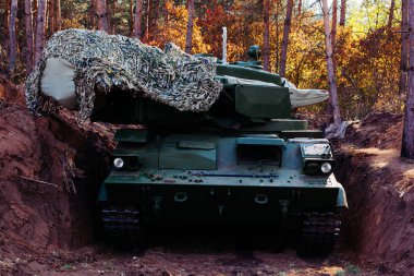 siperlerde Donbass Ukrayna kılık değiştirmiş gerçek muharebe tankları