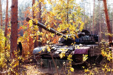 siperlerde Donbass Ukrayna kılık değiştirmiş gerçek muharebe tankları