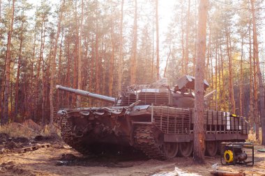 siperlerde Donbass Ukrayna kılık değiştirmiş gerçek muharebe tankları
