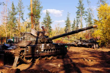 siperlerde Donbass Ukrayna kılık değiştirmiş gerçek muharebe tankları