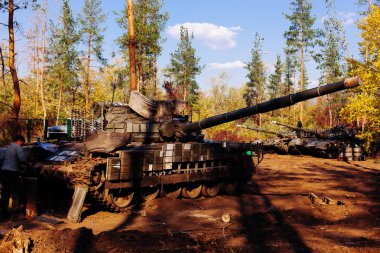 siperlerde Donbass Ukrayna kılık değiştirmiş gerçek muharebe tankları