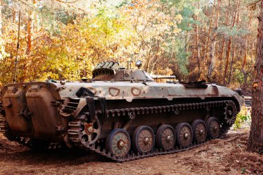 siperlerde Donbass Ukrayna kılık değiştirmiş gerçek muharebe tankları