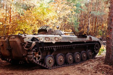 siperlerde Donbass Ukrayna kılık değiştirmiş gerçek muharebe tankları