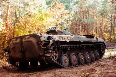 siperlerde Donbass Ukrayna kılık değiştirmiş gerçek muharebe tankları