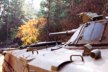 siperlerde Donbass Ukrayna kılık değiştirmiş gerçek muharebe tankları